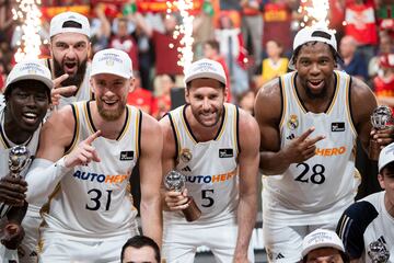 Los jugadores del Real Madrid celebran la victoria tras finalizar el encuentro. En la imagen, Eli John Ndiaye, Vincent Poirier, Dzanan Musa, Rudy Fern¨¢ndez y Guerschon Yabusele.