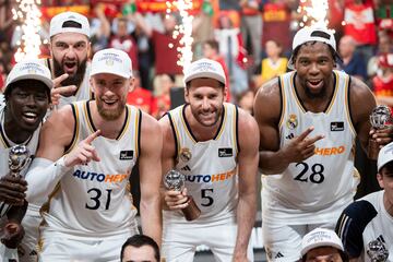 Los jugadores del Real Madrid celebran la victoria tras finalizar el encuentro. En la imagen, Eli John Ndiaye, Vincent Poirier, Dzanan Musa, Rudy Fernández y Guerschon Yabusele.