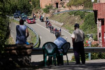El pelotón durante la decimoctava etapa de la Vuelta Ciclista a España disputada  entre Pola de Allande y La Cruz de Linares, de 179 kms de recorrido.
