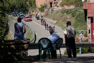 El pelotón durante la decimoctava etapa de la Vuelta Ciclista a España disputada  entre Pola de Allande y La Cruz de Linares, de 179 kms de recorrido.