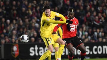 Rabiot, defendiendo a un jugador del Rennes.