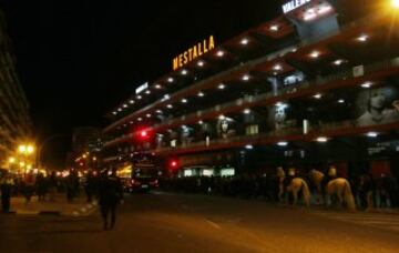 Los seguidores increparon al equipo a su llegada a Mestalla.