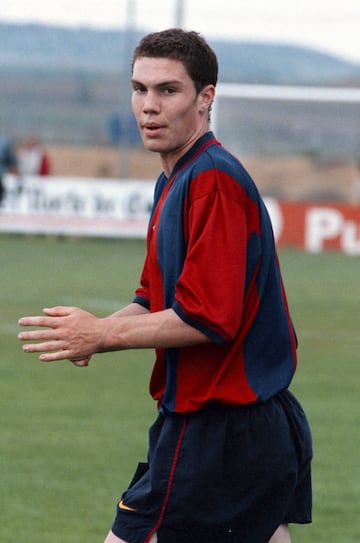 Desde 1998 hasta 2003 el centrocampista alternó el Barcelona con el Barcelona B. Vistió la camiseta del Osasuna la temporada 2012-13. 