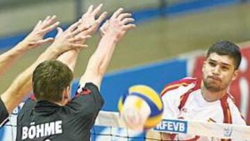 <b>EFECTIVO. </b>Guillermo Falasca supera el bloqueo alemán.