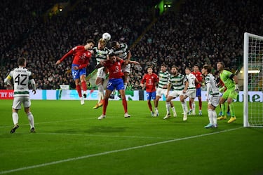 Mario Hermoso, Liam Scales, Cameron Carter-Vickers y Stefan Savic en el área de Joe Hart tras el lanzamiento de un corner.