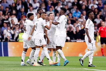 Los jugadores celebran un gol. 