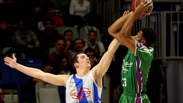 GRAF9807. MÁLAGA, 11/03/2018.- El alero del Delteco GBC, Salvó Miquel (i), y el ala-pivot estadounidense, Jeffrey Brooks (d), durante el partido de la Liga Endesa celebrado en el Palacio de los Deportes José María Martín