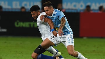 Emelec's Argentine midfielder Carlos Villalba (L) and Sporting Cristal's midfielder Jesus Pretell (R) fight for the ball during the Copa Sudamericana round of 32 knockout play-offs first leg football match between Peru's Sporting Cristal and Ecuador's Emelec at the Nacional stadium in Lima on July 12, 2023. (Photo by CRIS BOURONCLE / AFP)