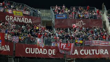 Los seguidores del Atl&eacute;tico de Madrid en el campo del Granada.