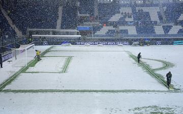 Un manto de nieve cubre el césped del estadio de Bérgamo.

