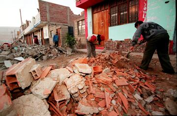 El terremoto del sur del Perú de 2001 fue un seísmo de magnitud 8.4 Mw con epicentro a 82 km de la localidad de Ocoña en la provincia de Camaná. Ocasionado cuando la placa de Nazca subdujo por debajo de la Sudamericana, afectó a los departamentos peruanos de Arequipa, Moquegua y Tacna, a las regiones chilenas de Arica, Parinacota y Tarapacá y a los departamentos bolivianos de La Paz y Oruro. Fue el más devastador de Perú desde la catástrofe de 1970 en Áncash.