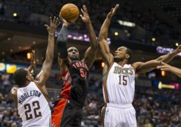 Patrick Patterson (54) lanza ante Khris Middleton (22) y D.J. Stephens (15).