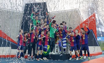 Los jugadores del Barcelona, levantan el trofeo de la Supercopa de Espa?a 2025 en el estadio King Abdullah en Yeda.