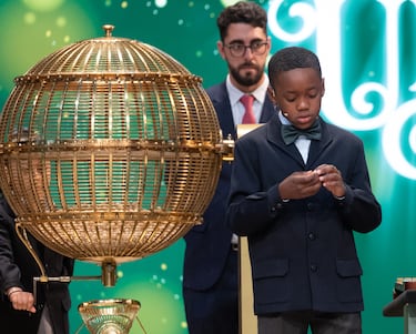 Ángel Abaga Elebiyo de la Residencia de San Ildefonso canta premios durante el Sorteo Extraordinario de la Lotería de Navidad 2023 en el Teatro Real.