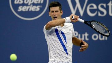 Novak Djokovic devuelve una bola durante su partido ante Ricardas Berankis en el Western &amp; Southern Open, el Masters 1.000 de Cincinnati, en el USTA Billie Jean King National Tennis Center de Nueva York.