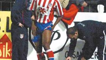 <b>LA LESIÓN. </b>Perea se echa la mano al muslo en el momento de abandonar el terreno de juego.