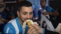 ¡Hinchas de Racing recordaron el gol de Díaz comiendo un plátano!