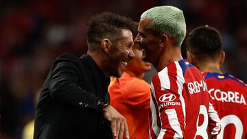 Simeone abraza a Griezmann en el Atleti-Oporto.