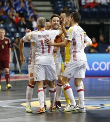 El conjunto español celebra uno de lo goles.