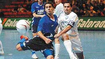 <b>PEGADA.</B> La efectividad de Carioca se impuso a la defensa de Lillo.