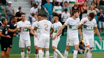 ELCHE (ALICANTE), 29/04/2023.- Lucas Boyé (d), delantero argentino del Elche, celebra el gol de su equipo durante el partido de la jornada 32 de LaLiga Santander que disputan Elche y Rayo Vallecano este sábado en estadio Martínez Valero de Elche. EFE/Manuel Lorenzo