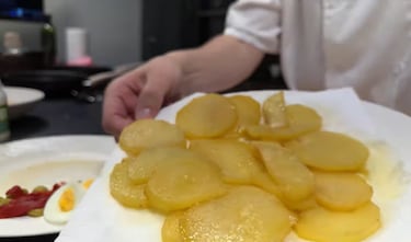 Xokas cocina la tortilla de patatas perfecta: “El debate con o sin cebolla no tiene sentido”