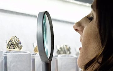 Una mujer observa el premio más ansiado: el anillo de campeón de la Super Bowl.