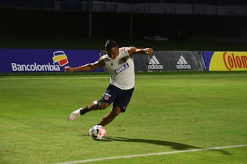 Colombia entrenó por última vez en la sede deportiva de Barranquilla antes de enfrentar este viernes a Venezuela por la primera fecha de las eliminatorias. Carlos Queiroz ultimó detalles tácticos para el partido y se vio a todos los jugadores bastante activos. Probaron definición, centros y defensa durante la jornada. 