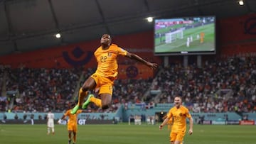 Denzel Dumfries celebra el tercer gol de Países Bajos frente a Estados Unidos en el Estadio Khalifa, en octavos de final de Qatar 2022.