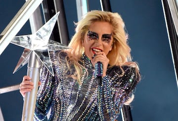 Lady Gaga realizó un gran espectáculo lleno de luces.