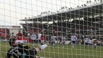 <b>DE PENALTI. </b>Viguera marcó el 1-0 desde los once metros. El portero Bernabé no pudo hacer nada.