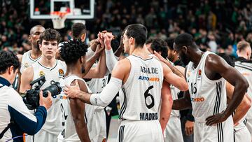 Ibaka, Hugo Gonzlez, Feliz, Abalde y Garuba celebran con sus compa?eros la victoria en el centro de la cancha del Zalgirio Arena.