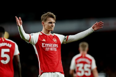 Ødegaard, director del Arsenal más ilusionante de la última década, vio cómo su batuta empezó a sonar más tenue. No dejó de ser importante, pero sus cifras en goles y asistencias se redujeron. Lo que parecía un futuro de ascenso constante se tornó en un bache incómodo que enfrió su cotización.
