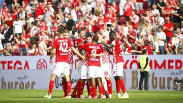 Soccer Football - Bundesliga - 1. FSV Mainz 05 v RB Leipzig - MEWA Arena, Mainz, Germany - August 15, 2021 1.FSV Mainz 05 players celebrate after the match REUTERS/Thilo Schmuelgen DFL regulations prohibit any use of photographs as image sequences and/or