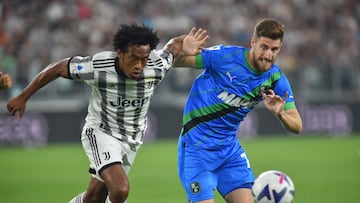 Soccer Football - Serie A - Juventus v U.S. Sassuolo - Allianz Stadium, Turin, Italy - August 15, 2022 Juventus' Juan Cuadrado in action with U.S. Sassuolo's Giorgos Kyriakopoulos REUTERS/Massimo Pinca