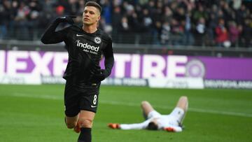 19 January 2019, Hessen, Frankfurt/Main: Soccer: Bundesliga, Eintracht Frankfurt - SC Freiburg, 18th matchday in the Commerzbank Arena. Frankfurt's Luka Jovic celebrates his goal to 1-0 with Freiburg goalkeeper Alexander Schwolow on the ground in the