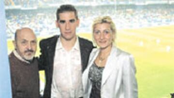 <b>EN EL BERNABÉU</B>. Manzano, con Sebastián Álvaro y su novia Marina.