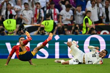 El lateral de la selección española y del Real Madrid bloqueó al jugador alemán del Bayern de Munich justo antes de que terminara el encuentro. Una acción que le costó la expulsión al futbolista español, pero que salvó un posible gol de Alemania.