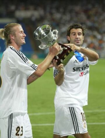 La vuelta contra el Mallorca fue en el Bernabéu. Beckham y Figo con el trofeo.