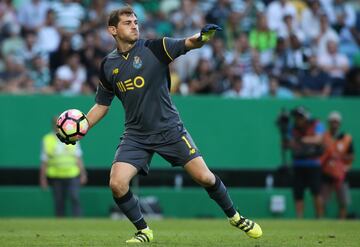 En el verano de 2015 llega al Oporto. Figura reconocida por la hinchada portuense desde su primer día. Con el conjunto portugués ha ganado una liga y una supercopa portuguesa.