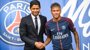 Neymar, junto a Al-Khelaifi, durante su presentaci&oacute;n como jugador del PSG.