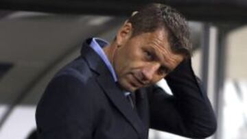 El entrenador serbio del Valencia Miroslav Djukic observa el partido del grupo A disputado frente al Swansea en el estadio Liberty de Swansea, Reino Unido, el 28 de noviembre del 2013.