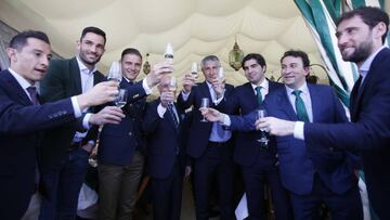 Los capitanes, el técnico y la directiva del Betis, en el brindis de la Feria.