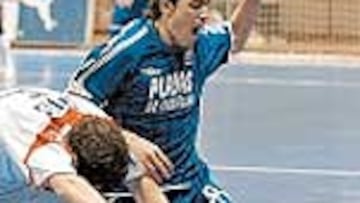 Fali y Lenisio disputan el balón.