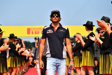 El español Carlos Sainz caminando por el desfile de conductores previo a la carrera. 