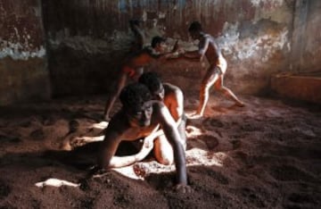 Luchadores practicando Kushti (lucha en el barro) es un deporte tradicional en la India, los atletas jóvenes están ahora entrenando para luchar en las esteras en lugar de barro para obtener acceso a las principales competiciones internacionales como los Juegos Olímpicos o los Juegos de la Commonwealth.