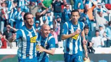 <b>ABRIÓ LA LATA. </b>Iván Alonso celebró el primer gol del Espanyol, que marcó tras un excelente pase de Iván de la Peña.