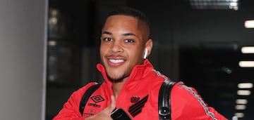 Vitor Roque, a su llegada a un partido con el Atlético Paranaense.