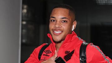Vitor Roque, a su llegada a un partido con el Atlético Paranaense.