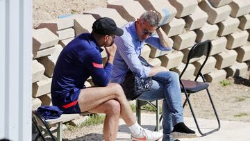 Simeone y Berta charlan en el entrenamiento del Atl&eacute;tico.